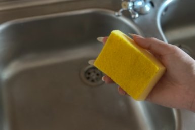 Все моют губкой, а я — хитрее: эта вещь из шкафа не воняет - и посуда блестит как хрусталь ИА SevastopolMedia