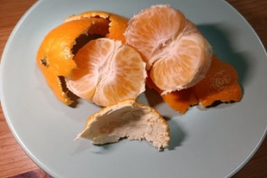 Умные хозяйки корки от мандарина заливают маслом и задаром получают средство от 4 проблем ИА SevastopolMedia.ru