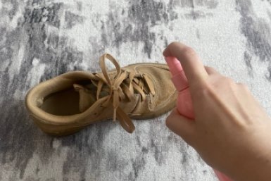 Пара капель на ватку и протираю ботинки: смело шагаю в весеннюю слякоть - сухо и тепло ИА SevastopolMedia.ru