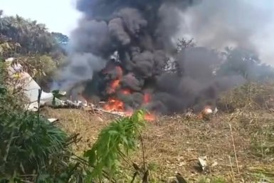 Военный самолет со 125 военными на борту рухнул в Колумбии Скриншот видео