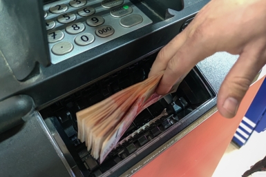 Эксперт объяснила, почему не стоит снимать наличные с кредитрных карт Илья Аверьянов, ИА PrimaMedia