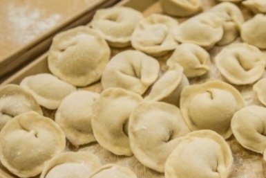 Добавляю 20 г масла и щепотку сахара при варке пельменей - и вкус бархатистый и богатый, как в лучшем ресторане