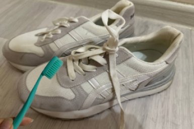 Протираю белую подошву старой щеткой с 1 средством: кроссовки как новые, а больше грязь не липнет