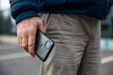 Человек может не догадываться, что через телефон за ним следят мошенники Илья Аверьянов, ИА PrimaMedia.ru