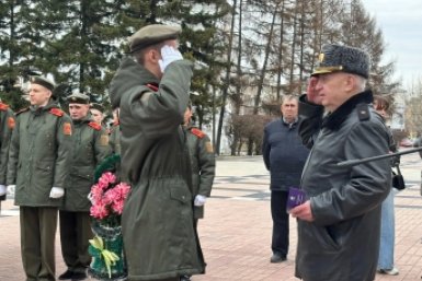 Генерал-майор Виталий Головач вручил награды лучшим часовым Поста № 1 в Иркутске