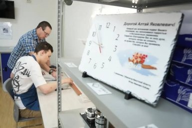 В Иркутске особые мастера создают подарки ветеранам ко Дню Победы