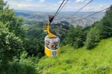 В Кисловодске после перерыва из-за ветра возобновила работу канатная дорога