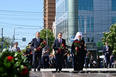 В Краснодаре прошла церемония возложения цветов к Вечному огню Администрация Краснодарского края