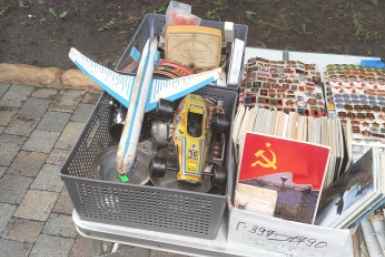 От игрушек СССР до полароида: атмосфера блошиного рынка в Центральном парке Ставрополя ИА Stavropol.Media