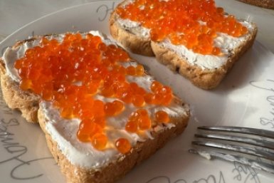 Бутерброды с красной икрой ИА PrimaMedia