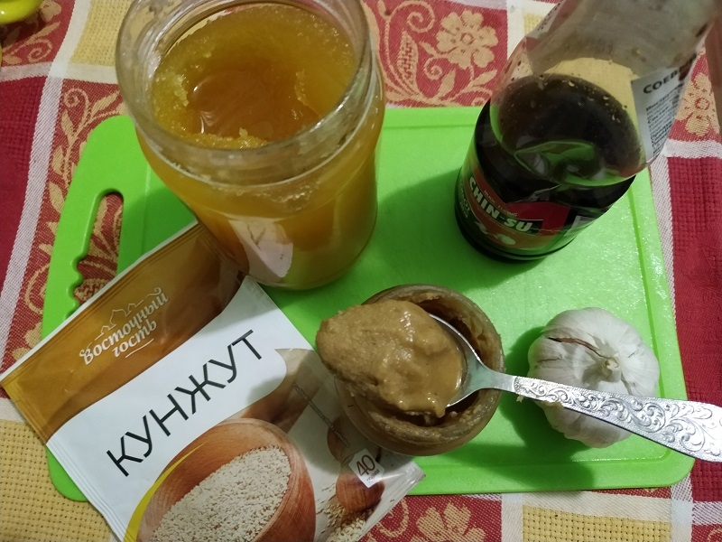 В отдельной посуде смешиваем продукты для соуса