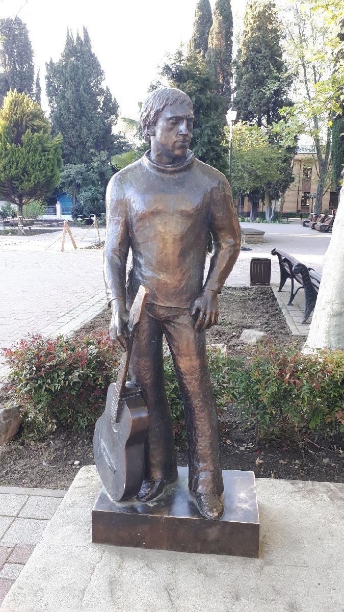 Памятник Высоцкому в Сочи