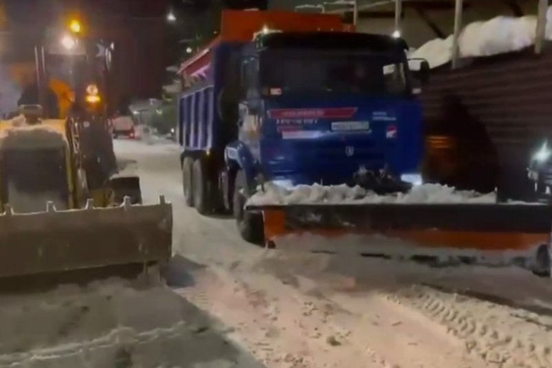 100 тонн противогололедных материалов израсходовали за сутки в Красной Поляне - SochiMedia, 20.12.2024