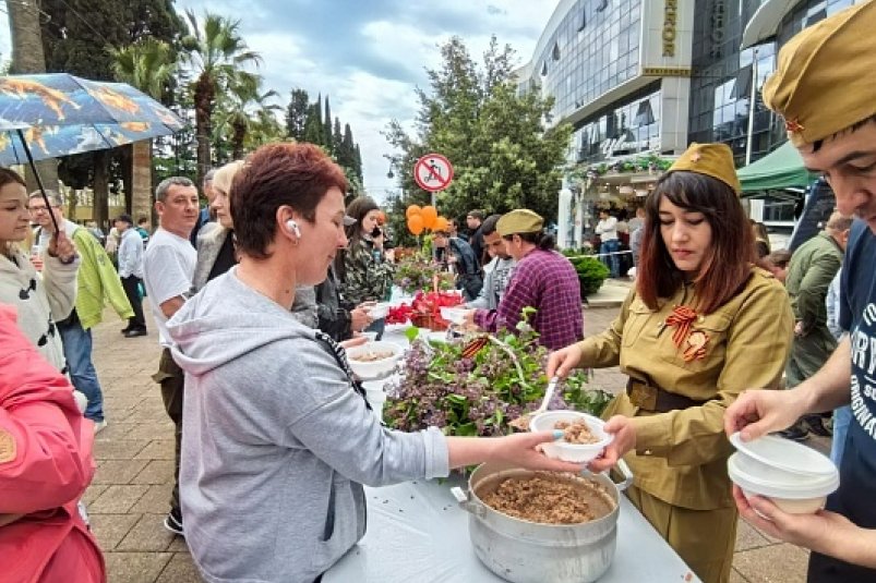 В Сочи в День Победы полевые кухни угощают солдатской кашей всех желающих - SochiMedia, 09.05.2025