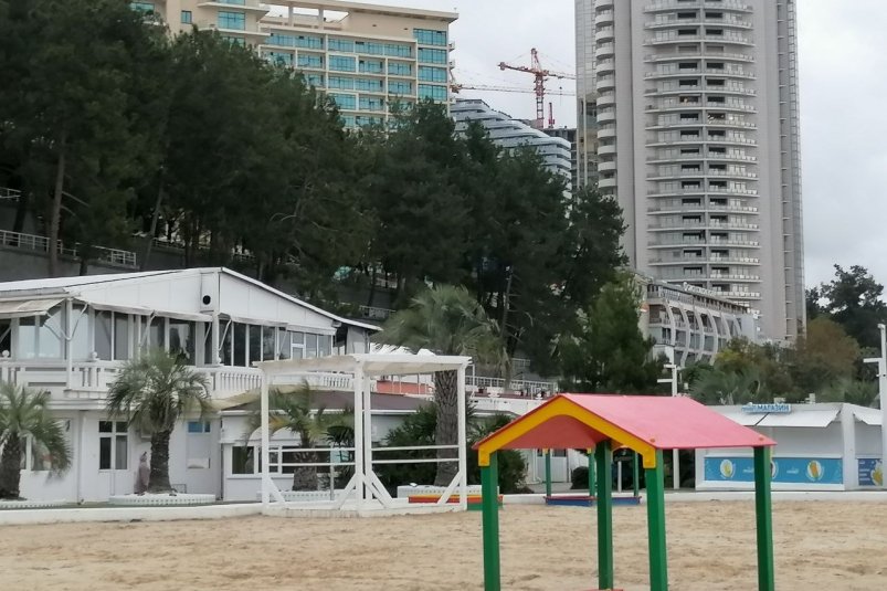 В Сочи задержали вора, укравшего 31 пляжный зонт за ночь - SochiMedia, 08.07.2025
