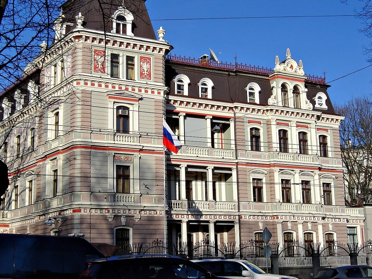 Россиянам следует зарегистрироваться в консульстве на случай, если возникнет экстренная ситуация commons.wikimedia.org