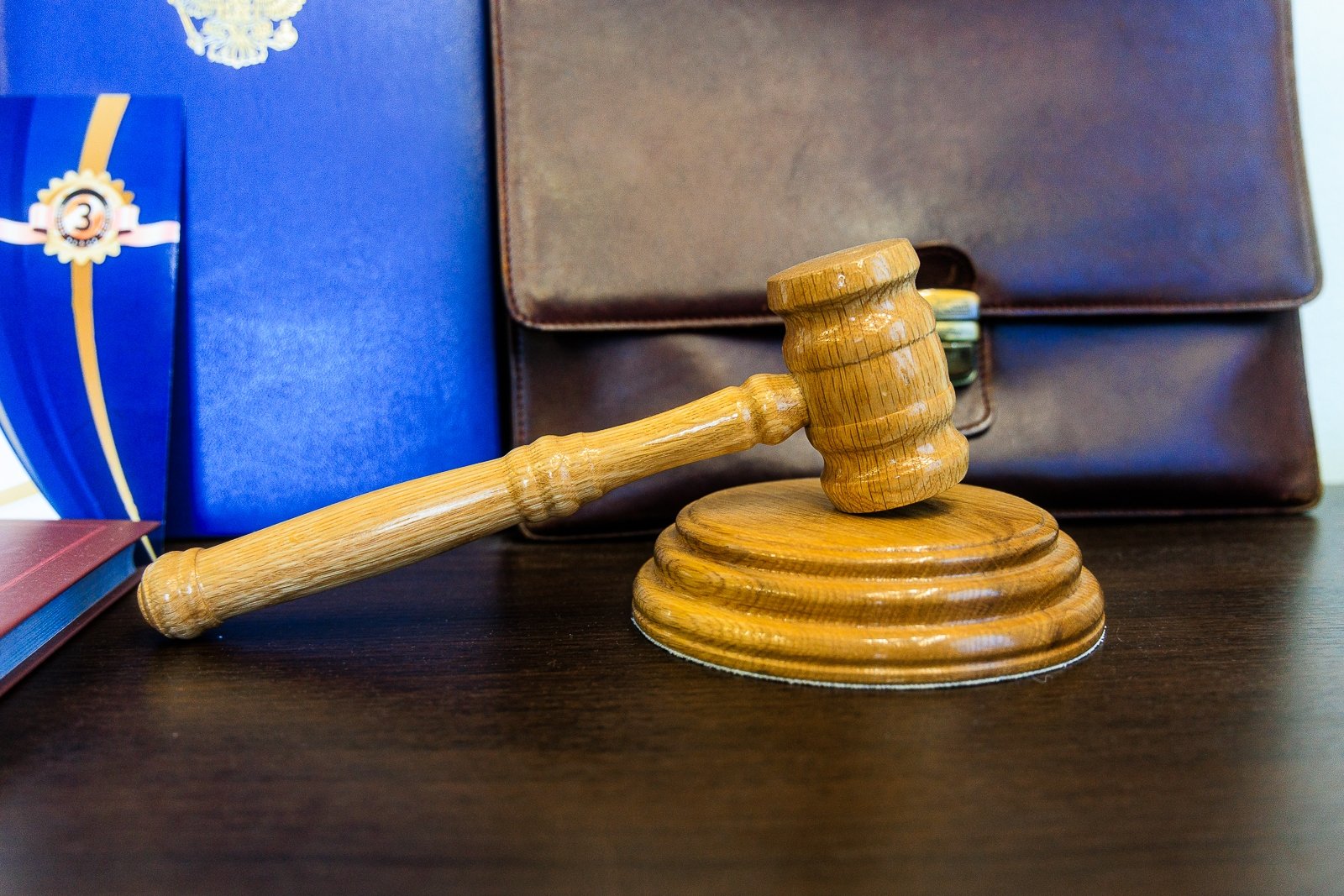 При отказе от наследства (полном или в пользу другого лица) долги не переходят. Евгений  Кулешов, ИА PrimaMedia.ru